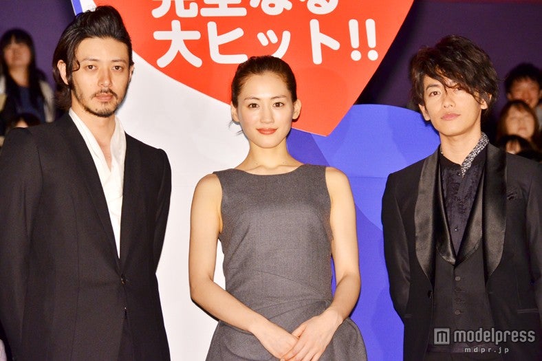 映画「リアル～完全なる首長竜の日～」初日舞台挨拶に登壇した（左から）オダギリジョー、綾瀬はるか、佐藤健