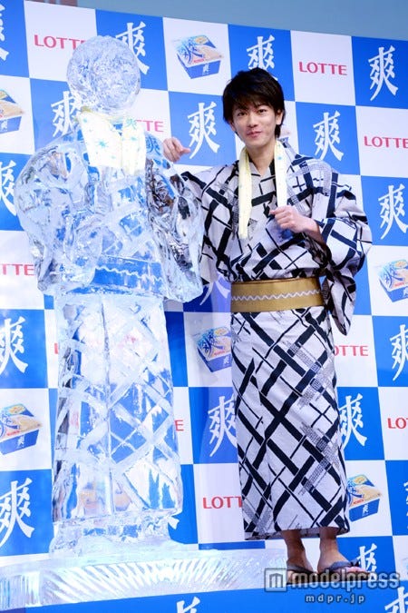 佐藤健、等身大の氷像とツーショット