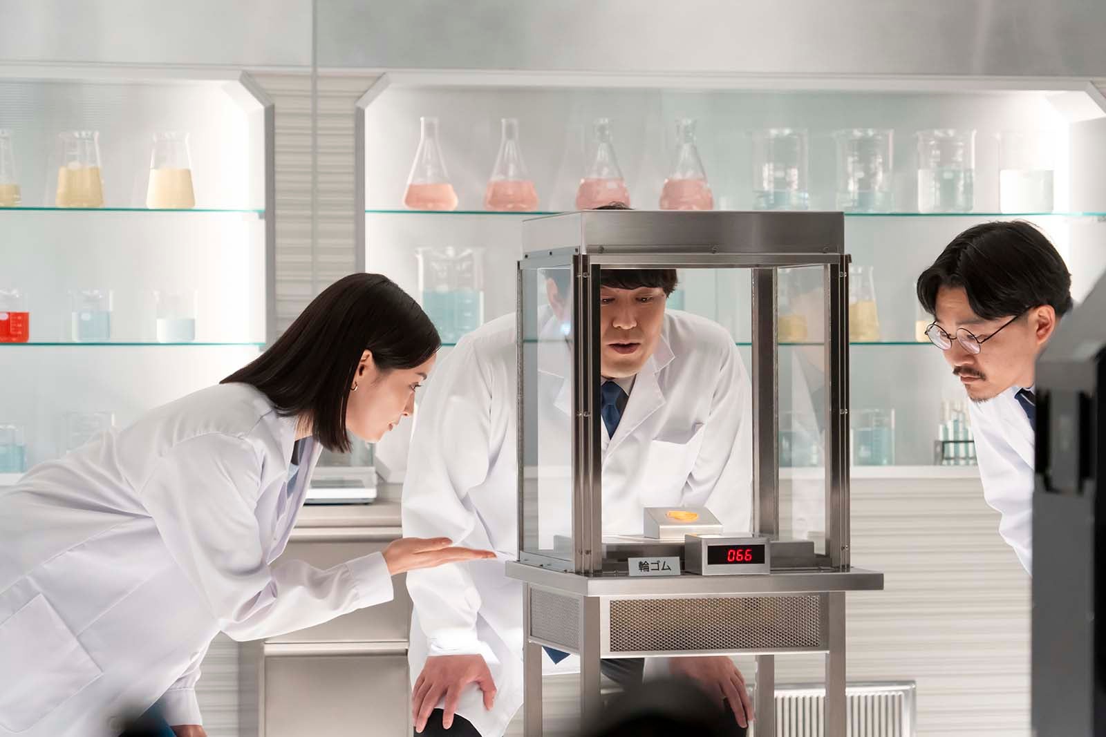 広瀬すず、オズワルド／「実験するぞ！AGC／宣言篇」「実験するぞ！AGC／AFLAS篇」より（提供写真）