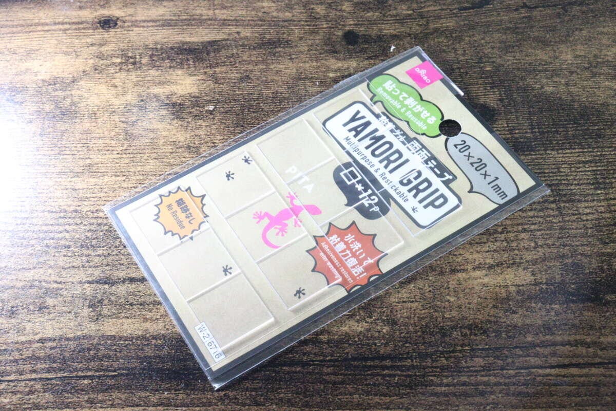 光が反射するダイソーのゲルパッド商品パッケージを斜めから