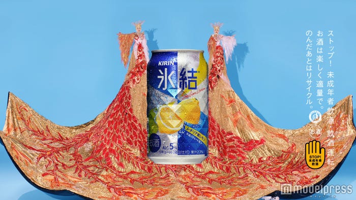 高橋みなみ&小林幸子、ド派手な巨大火の鳥のコラボレーション