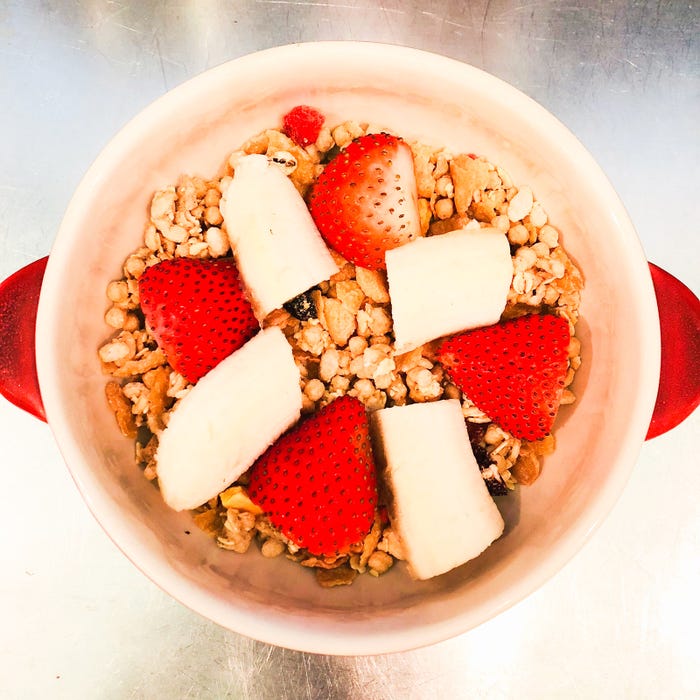手順4:グラタン皿にフルーツグラノーラ、縦半分に切ったいちご、食べやすい大きさに切ったバナナを入れる/画像提供:柏原歩