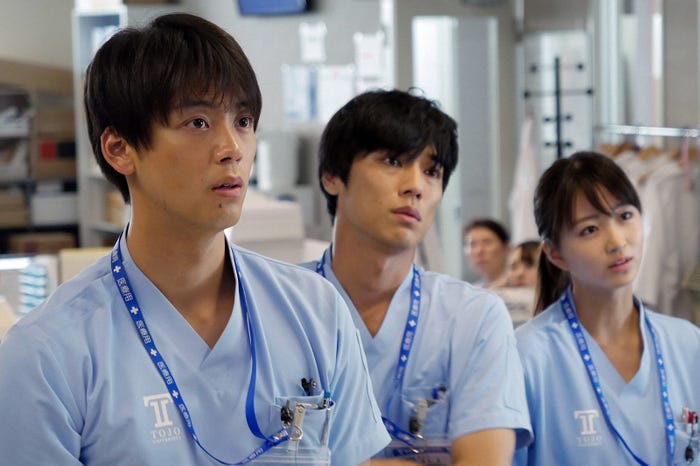 竹内涼真、山田悠介、岡崎紗絵/「ブラックペアン」第8話より(C)TBS