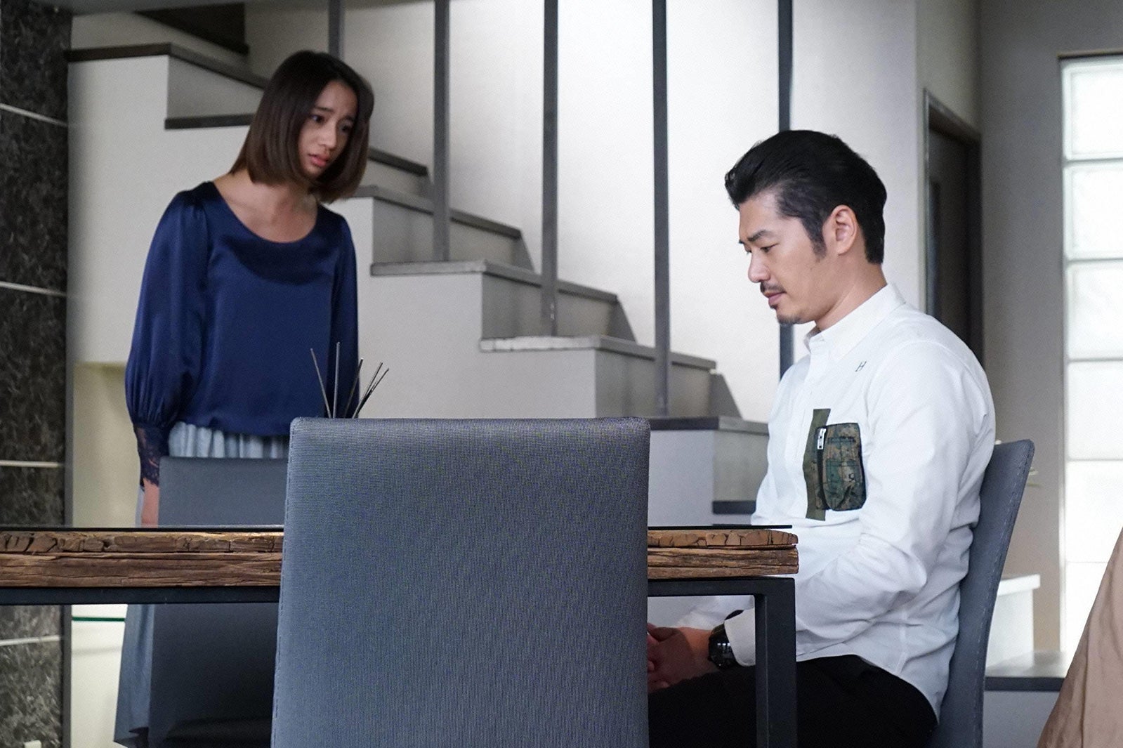 高橋メアリージュン、平山浩行／「隣の家族は青く見える」第3話より（C）フジテレビ