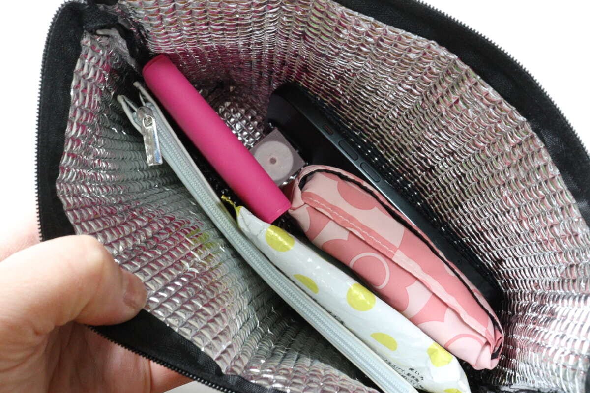 ダイソー ポケット付ショルダーバッグ(内側アルミシート付、ブラック) ダイソーのポケット付ショルダーバッグ(内側アルミシート付、ブラック)に持ち物を入れる