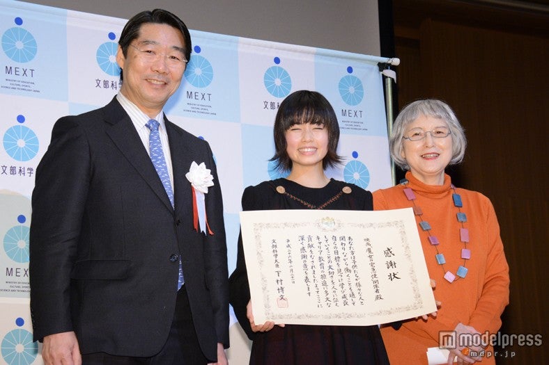 小芝風花（中央）、角野栄子氏（右）