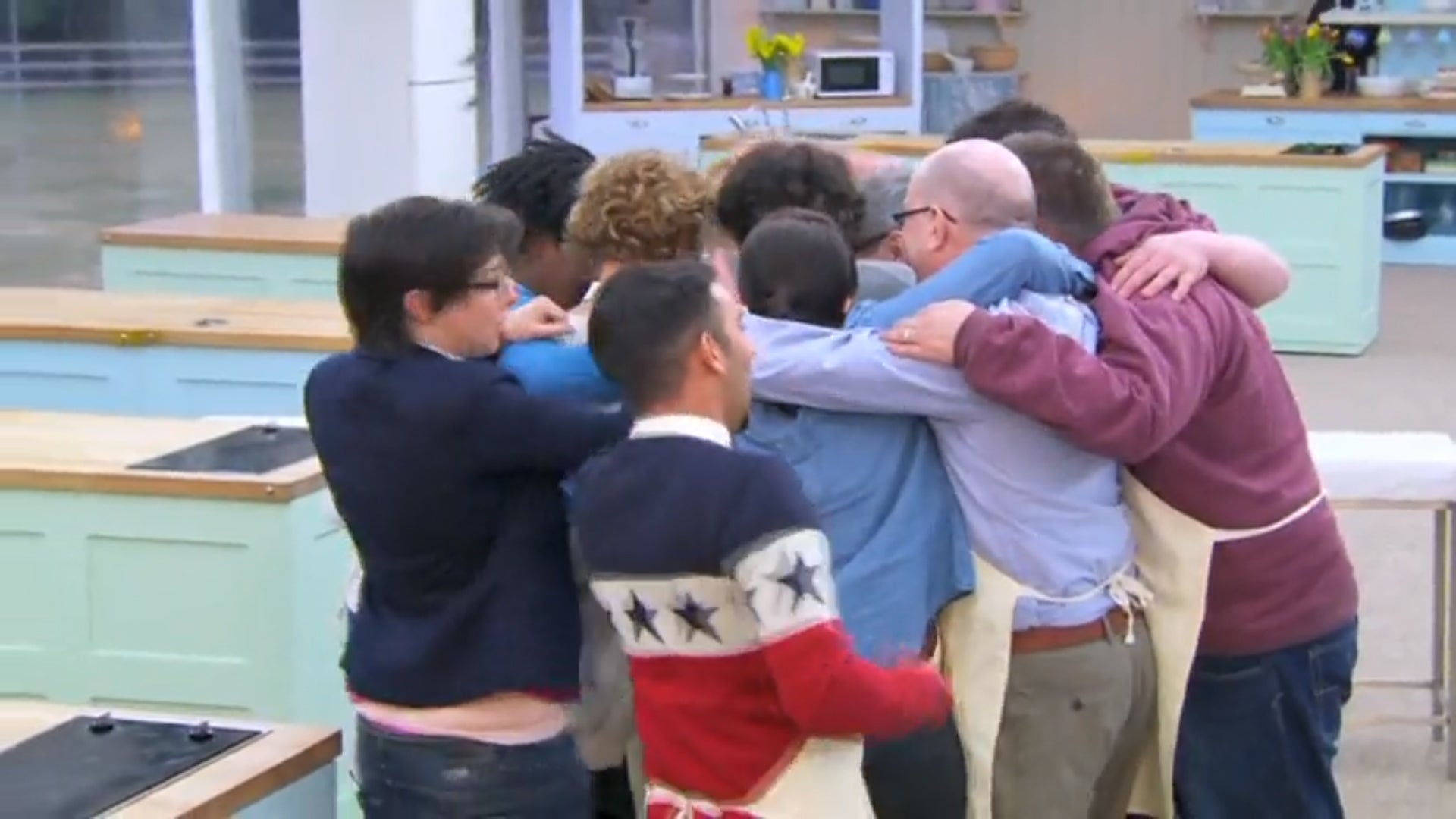 お互いを称え合うベイカー達（「ブリティッシュ ベイクオフ」1話目キャプションより）