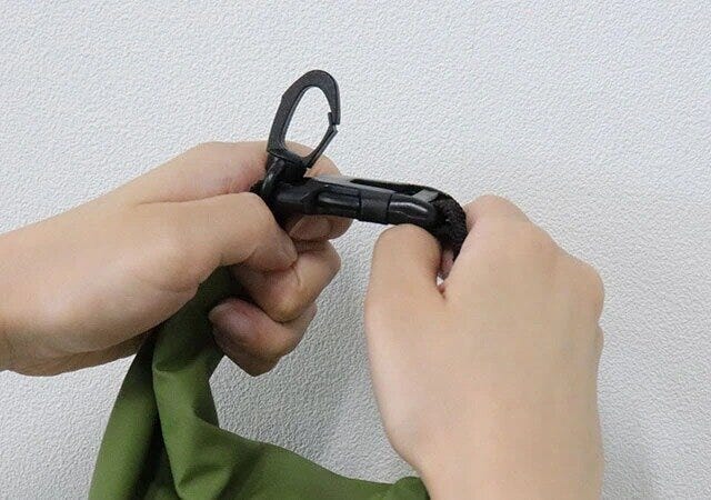 ダイソー　レジャー用防水バッグ（3L、グリーン）　バックル