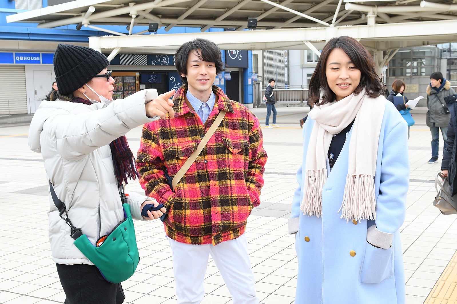 （中央）中村倫也（右）黒川芽以（C）2018吉本興業