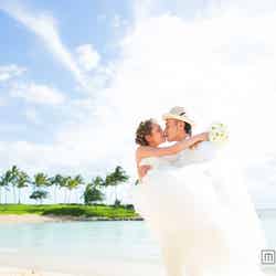 ハワイ挙式でのキスショットを披露した武智志穂／「SHIHO TAKECHI HAPPY WEDDING」（画像提供：学研パブリッシング）
