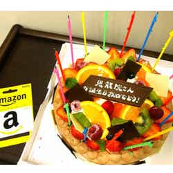 サプライズで用意されたケーキとAmazonカード／鬼龍院翔オフィシャルブログ(Ameba)より