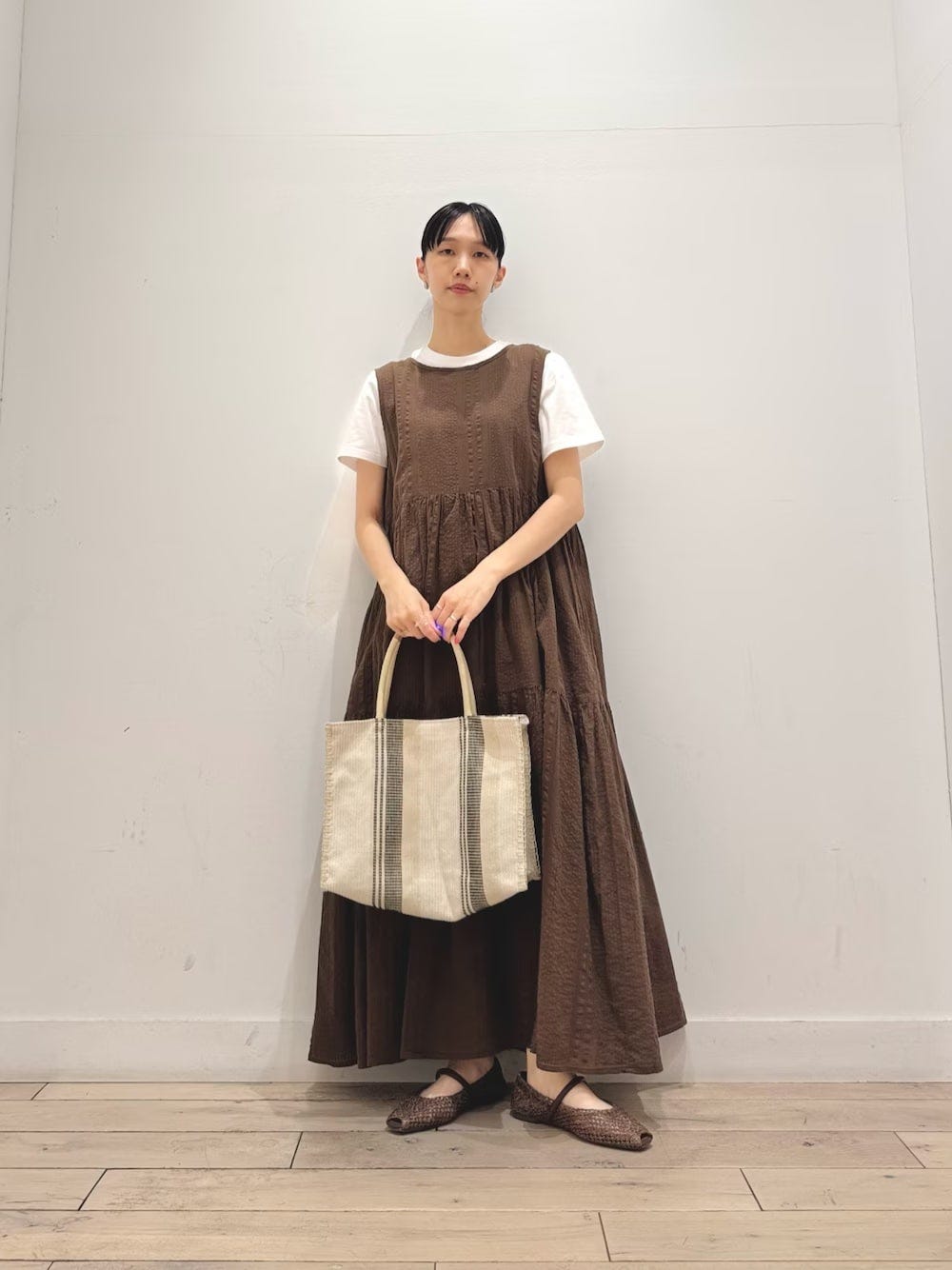 ノースリーブのティアードワンピースをレイヤードで着まわし 出典:WEAR