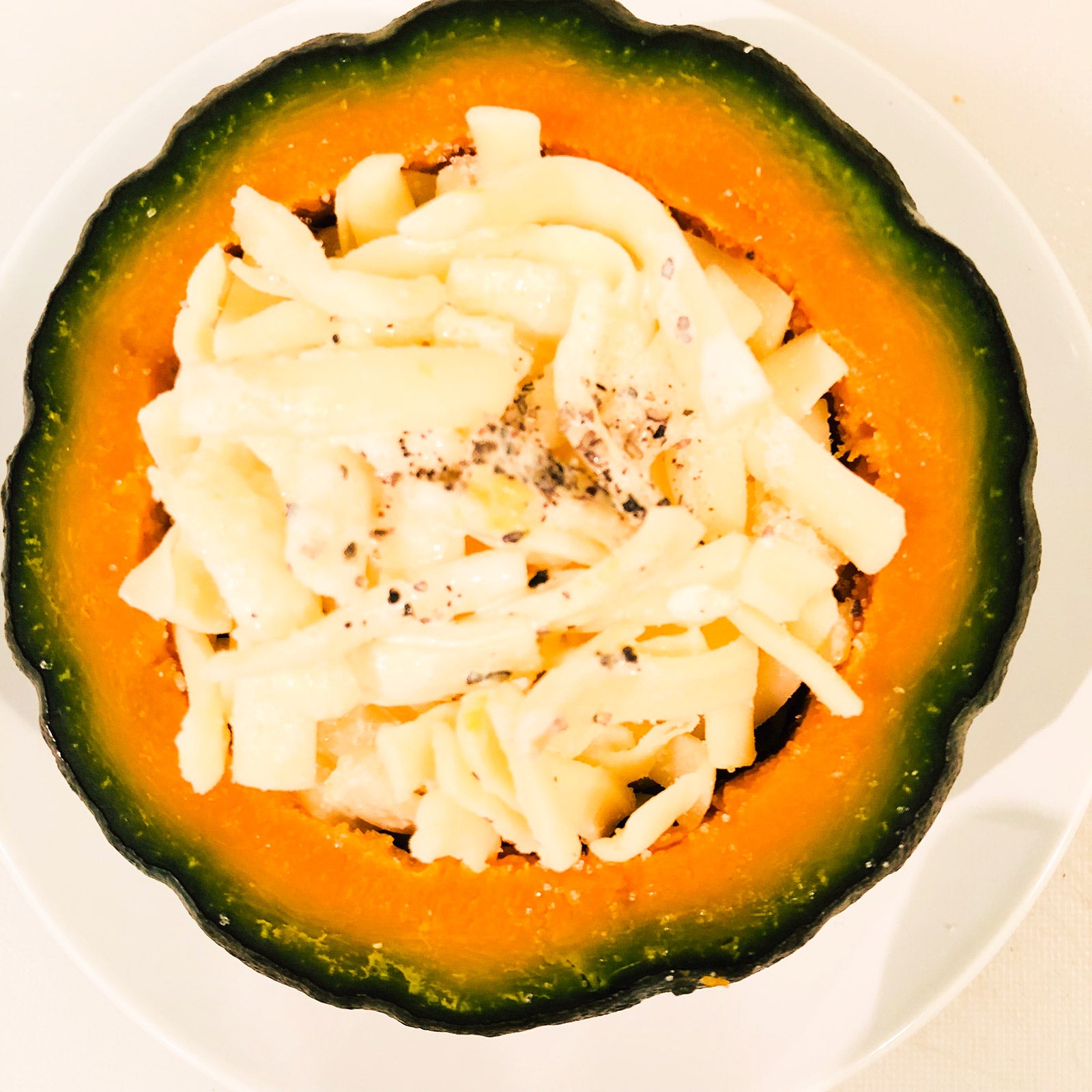 手順5：くり抜いた中にチーズ、生クリームを入れ、塩、黒胡椒をし、軽く混ぜる／画像提供：柏原歩