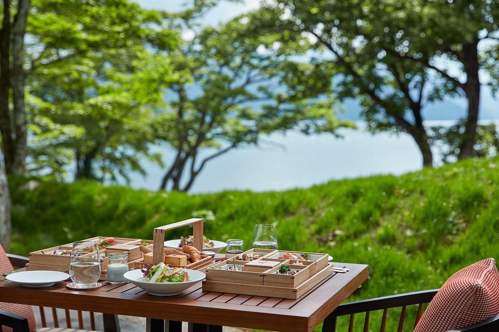 日本料理 by The Ritz-Carlton, Nikko のテラス席／画像提供：ザ・リッツ・カールトン日光