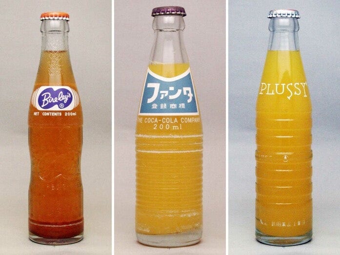 左からバヤリース、ファンタ、プラッシーのリターナブル瓶