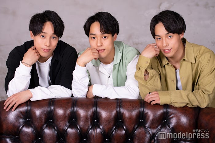 佐藤三兄弟(左から:綾人、颯人、嘉人) (C)モデルプレス