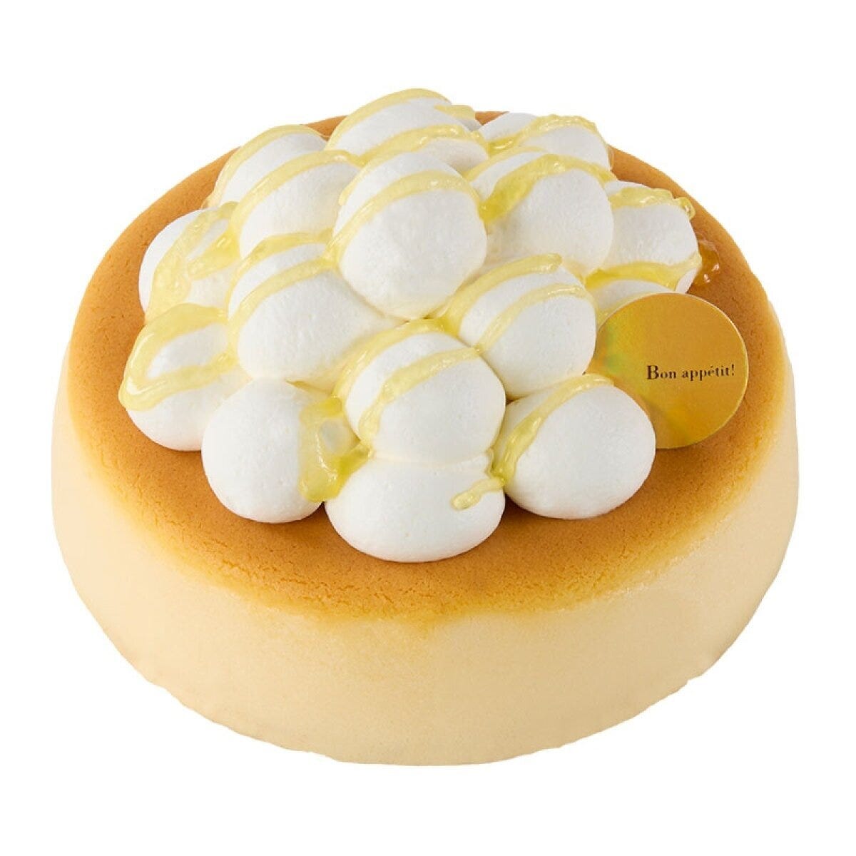 丸いスフレチーズケーキにホイップクリームとレモンソースがかけられている