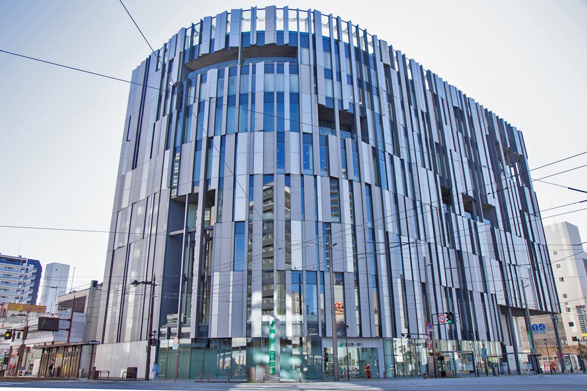 御影石、ガラス、アルミという異なる素材を組み合わせた建物／提供画像