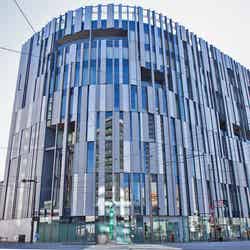 御影石、ガラス、アルミという異なる素材を組み合わせた建物/提供画像