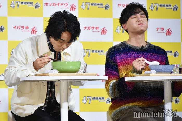 お気に入りの料理を口いっぱいに頬張る藤ヶ谷太輔、「いただきます」の号令が待ちきれなかった二階堂高嗣(C)モデルプレス