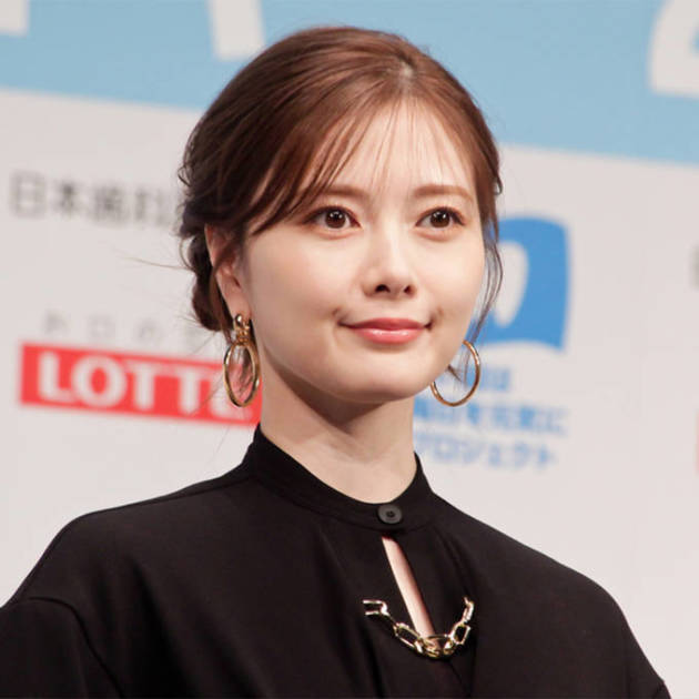 白石麻衣、ピンク衣装の頬杖SHOTにファンうっとり「美人」「ほんとに