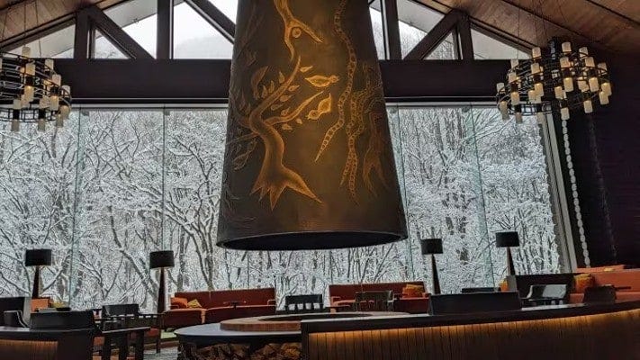 ロビーには岡本太郎氏の作品