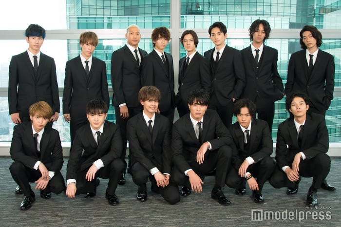 (前列左から)吉野北人、佐野玲於、片寄涼太、鈴木伸之、川村壱馬、清原翔(後列左より)長谷川慎、藤原樹、関口メンディー、飯島寛騎、塩野瑛久、町田啓太、遠藤史也、こだまたいち(C)モデルプレス