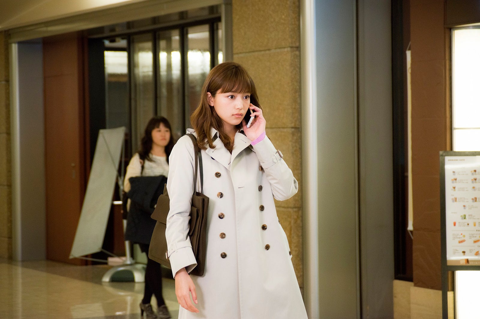 リアルOLも参考になる！川口春奈の“トレンチ”着回しコーデに注目＜九月