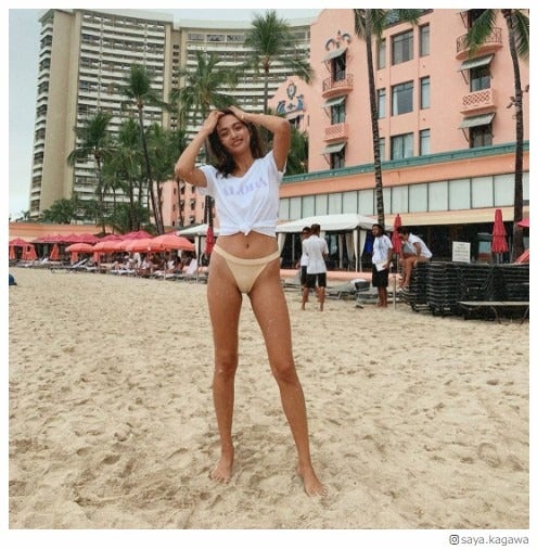 香川沙耶、ハワイでハイレグ水着披露　美脚際立つ大胆ショットに反響