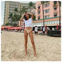 香川沙耶、ハワイでハイレグ水着披露 美脚際立つ大胆ショットに反響