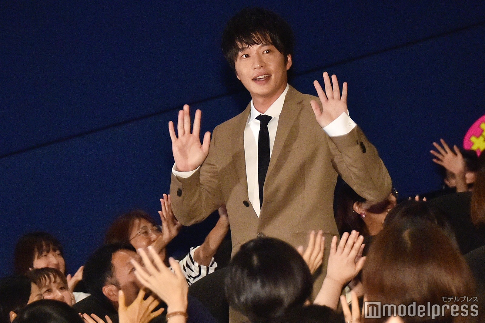 田中圭、手を振りながら登場（C）モデルプレス