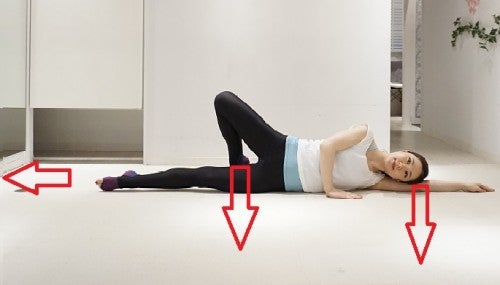 床に横向きに寝て、ポジションの確認を行いましょう