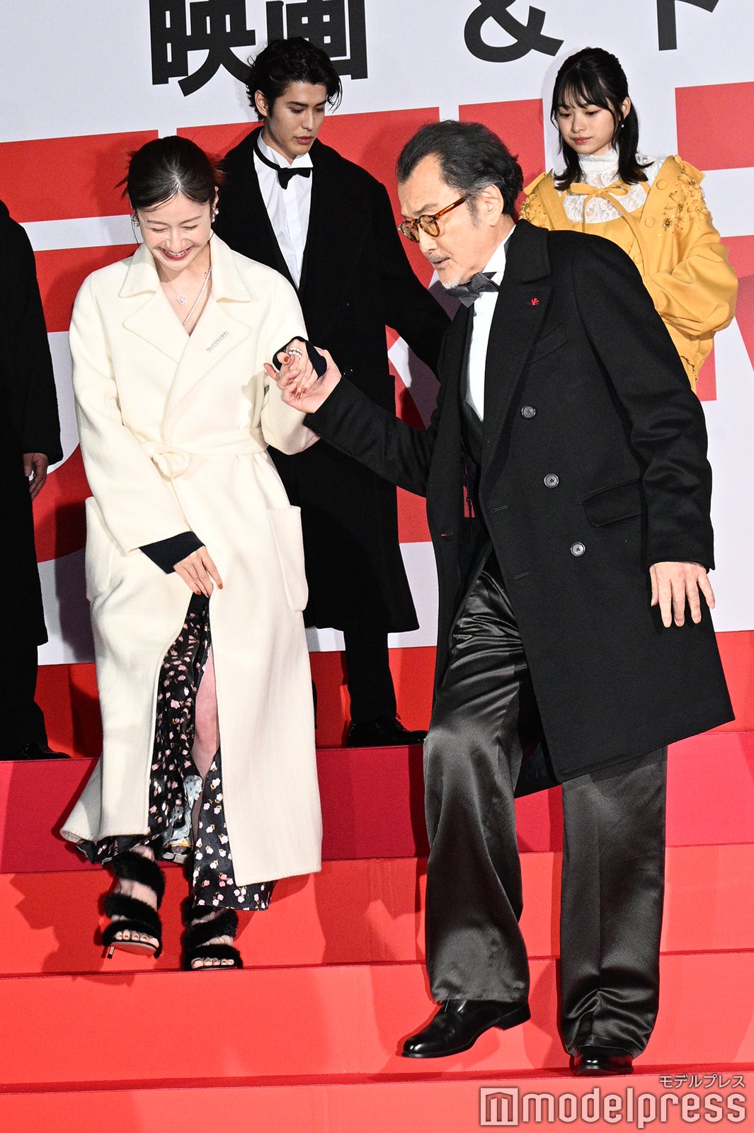 松本若菜をエスコートする吉田鋼太郎（C）モデルプレス