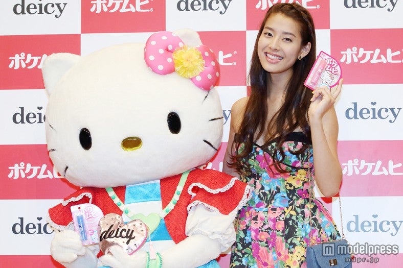 すみれと「ポケムヒS」のキャラクターを務める「ハローキティ」の「2ショット