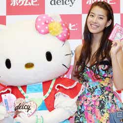 すみれと「ポケムヒS」のキャラクターを務める「ハローキティ」の「2ショット