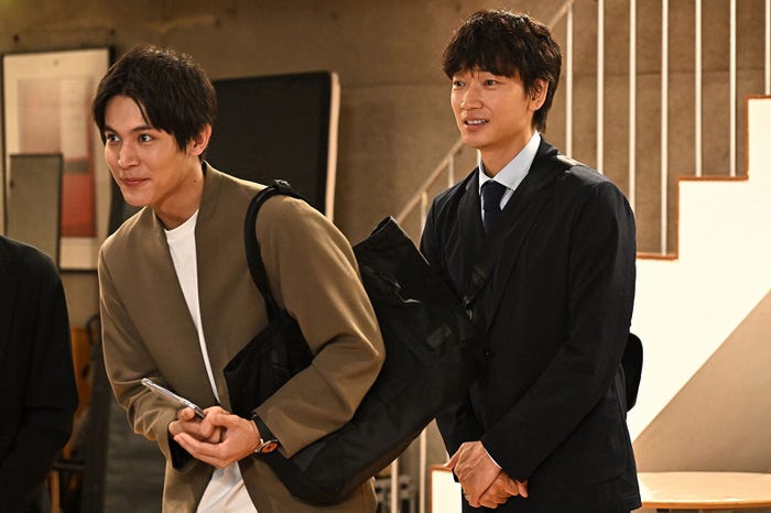 中川大志、綾野剛/「オールドルーキー」第5話より(C)TBS