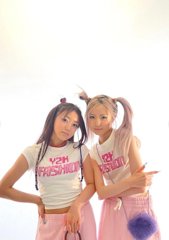 AKB48本田仁美＆HKT48矢吹奈子、“平成ギャル風”変身が話題「着こなしててすごい」「ギャルメイクも似合う」