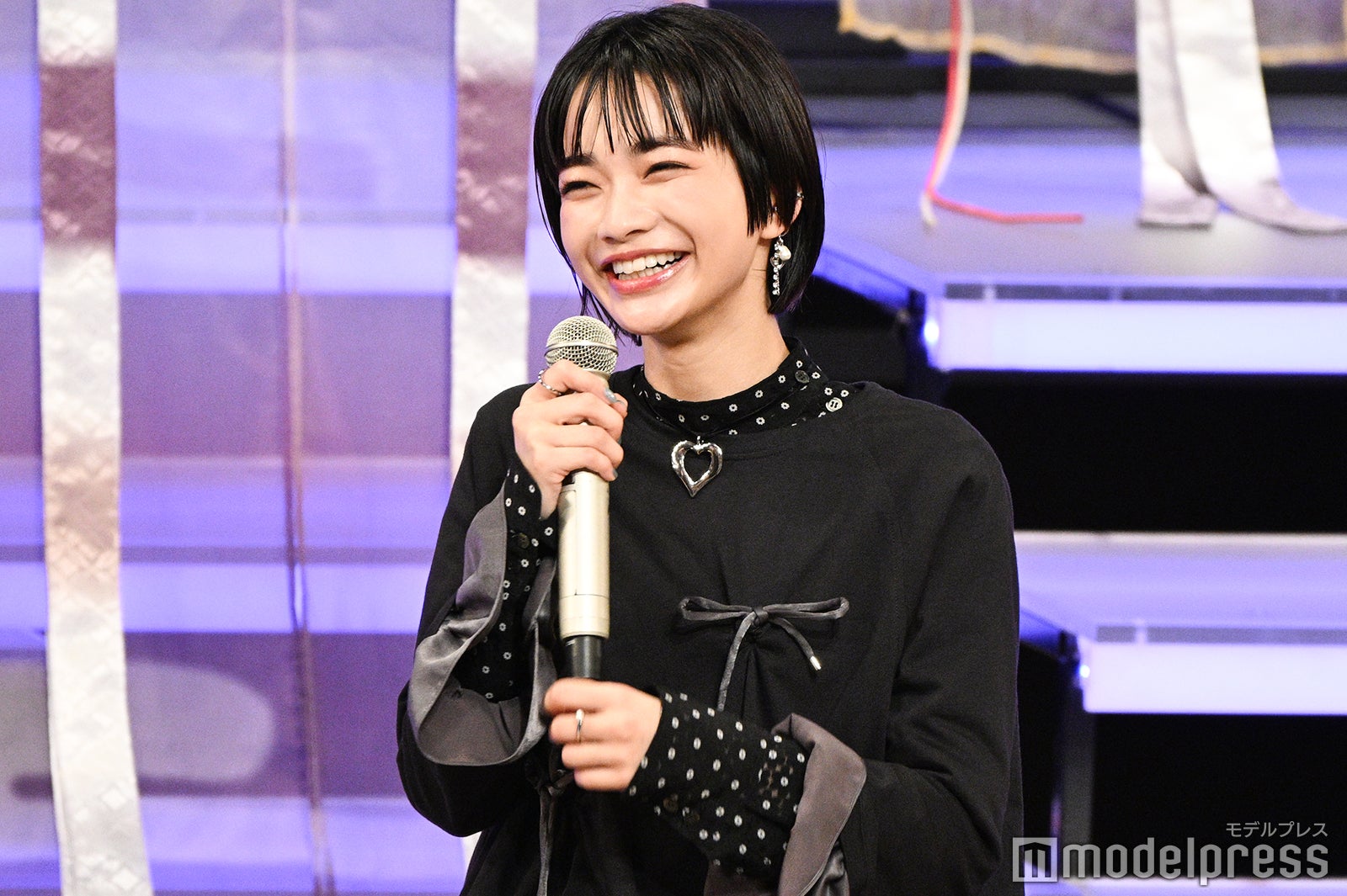 告白シーンを再現する見上愛（C）モデルプレス