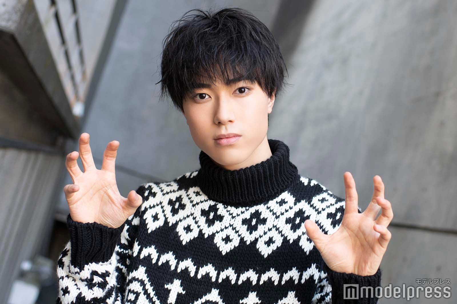 “オオカミポーズ”／櫻井佑樹（C）モデルプレス