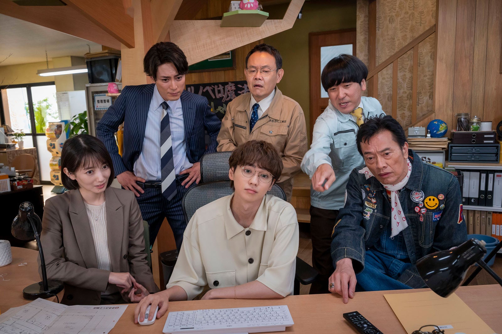 （前列左から）波瑠、吉野北人、遠藤憲一（後列左から）間宮祥太朗、近藤芳正、本多力／「魔法のリノベ」第2話より（C）カンテレ