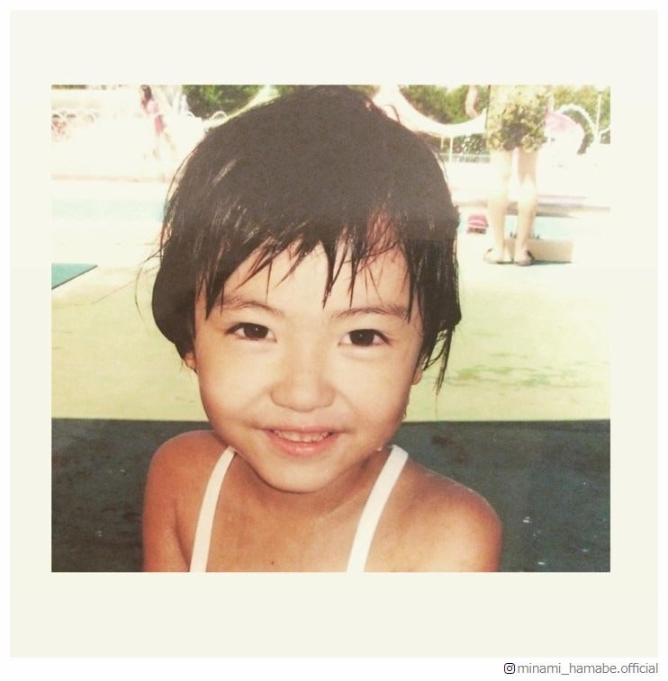 浜辺美波、幼少期ショットに絶賛の声「天使」「すでに完成されてる」