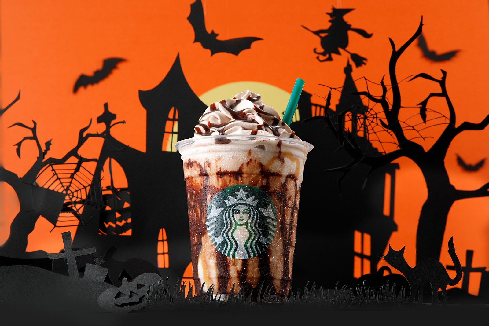 スタバ、日本初のハロウィーンフラペチーノ登場　見た目とのギャップに驚きの“Trick”が隠し味