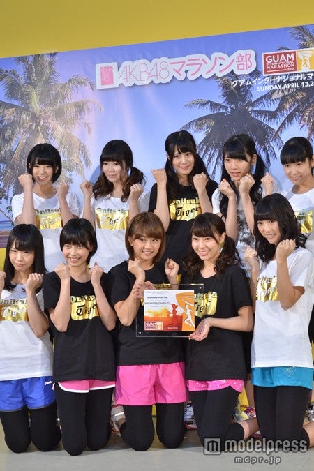 【後列左から】梅本まどか、金子栞、高木由麻奈、小林亜実、佐藤実絵子【前列左から】松村香織、石塚朱莉、島田晴香、藤江れいな、高城亜樹