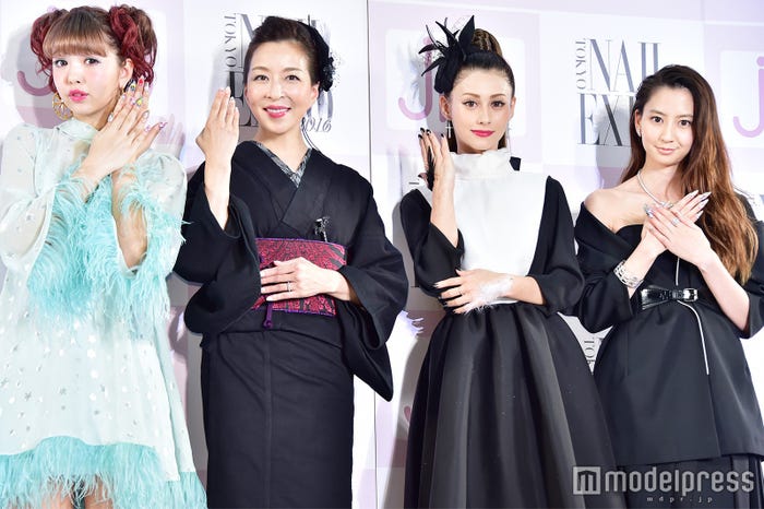 「ネイルクイーン2016」を受賞した(左から)藤田ニコル、真矢ミキ、ダレノガレ明美、河北麻友子(C)モデルプレス