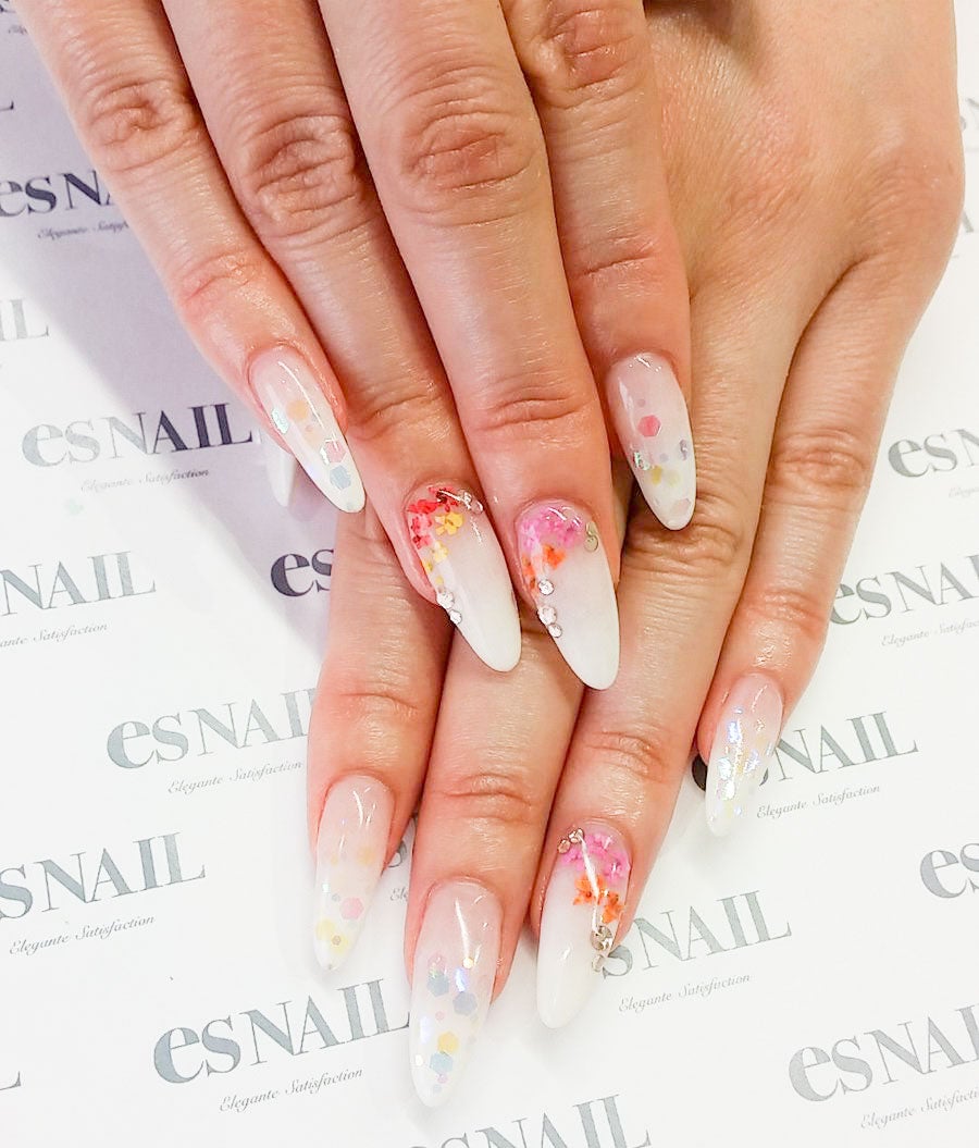 白をベースに爽やかに／画像提供：esNAIL