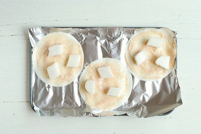 餃子の皮にたらこマヨネーズを塗り角切りにしたお餅をのせる。