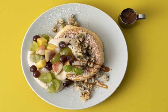 フリッパーズ、5種の秋フルーツたっぷりの季節限定パンケーキ