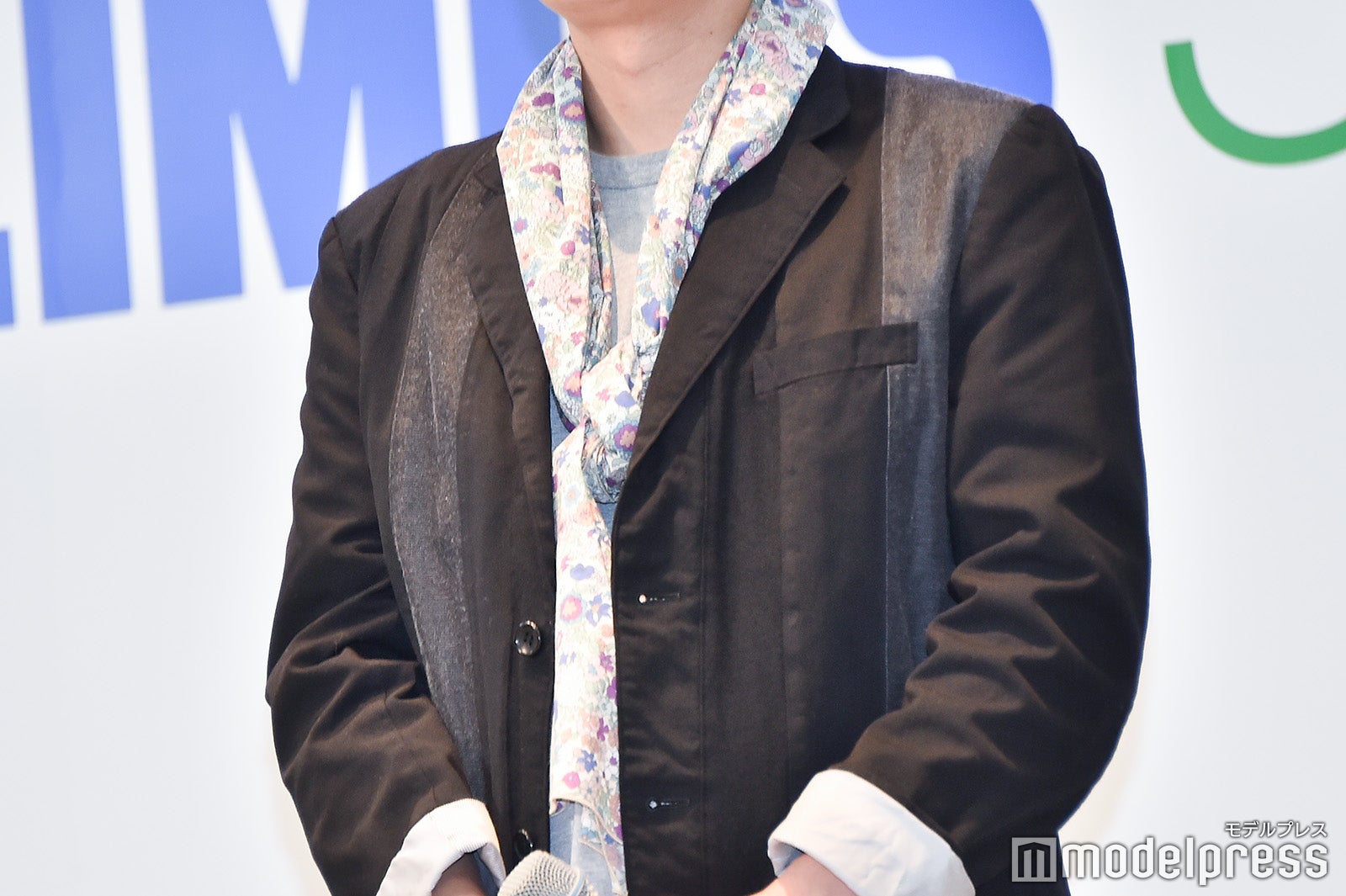 花柄スカーフでエレガント／稲垣吾郎 （C）モデルプレス