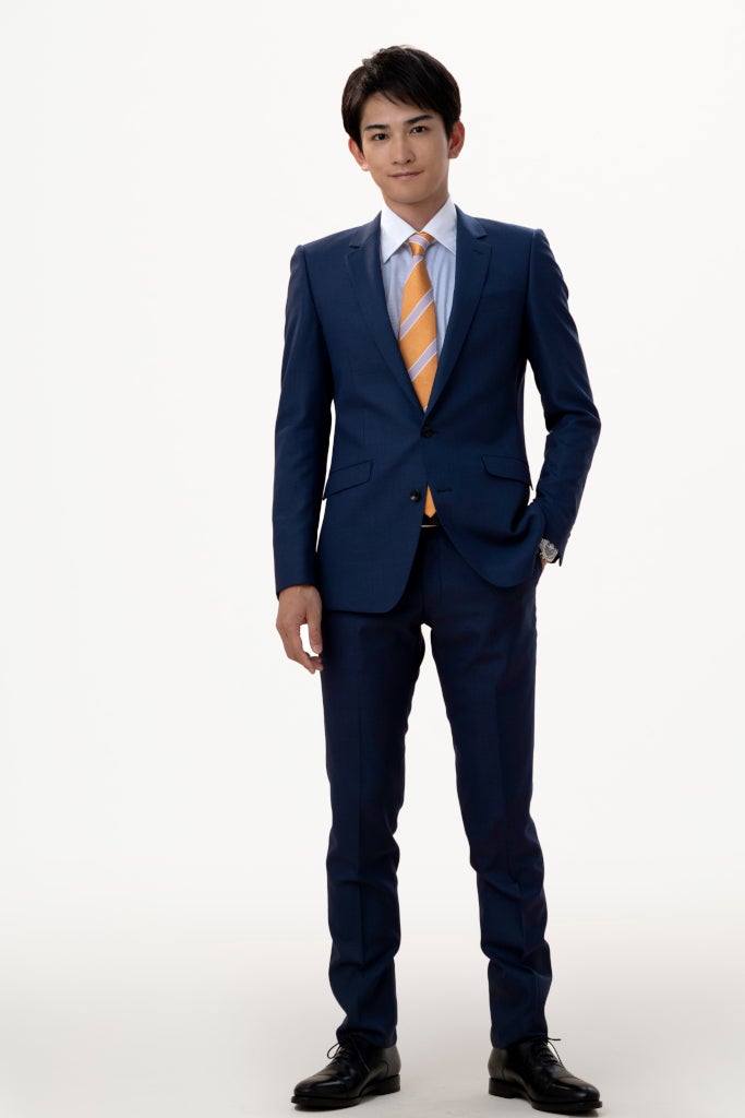 端正なルックスでスーツを着こなす町田啓太（C）TBS