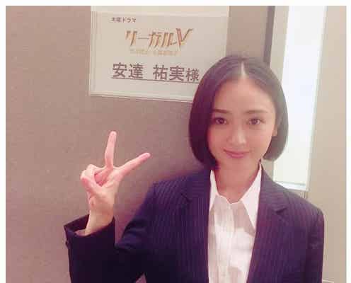 安達祐実のスーツ姿が「さすがの美しさ」「会社にいたら好きになる」と注目集まる<リーガルV>